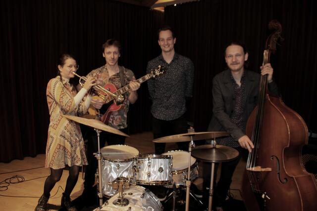 Für fetzigen Sound sorgte die Jazzcrew um  Lokalmatador Jonas Lick (3.v.l.), die das Publikum begeisterte.  | Foto: Jordan