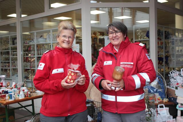 Dorit Himmer und Karin Grubeck hatten viele tolle Sachen zum Anbieten | Foto: Walter Kellner