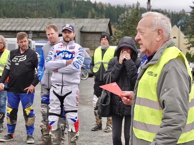 Rennleiter Walter Feiel bei der Fahrerbesprechung.
