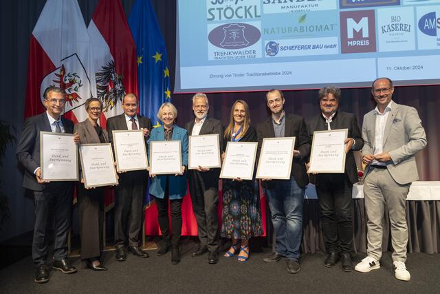 Wirtschaftslandesrat Mario Gerber mit den VertreterInnen der geehrten Betriebe aus dem Bezirk Innsbruck-Stadt. | Foto: Land Tirol/Die Fotografen