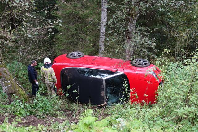 Der Fahrzeugabsturz ereignete sich in Ginzling. Der Fahrer flüchtete vom Unfallort.  | Foto: ZOOM-Tirol