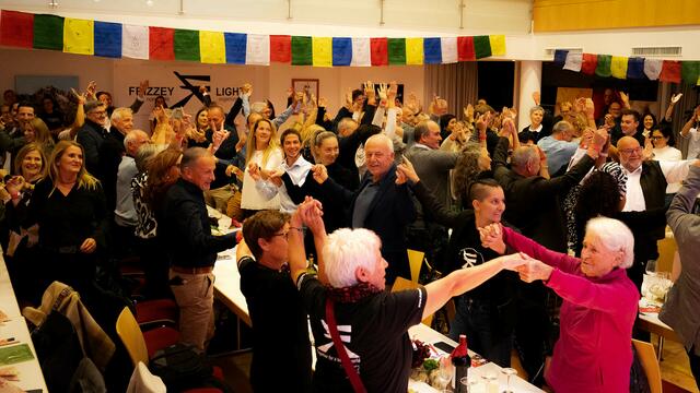 "LET US BE ONE“ - Standing Ovation zu Frizzey`s Friedensbotschaften. | Foto: Frizzey Light