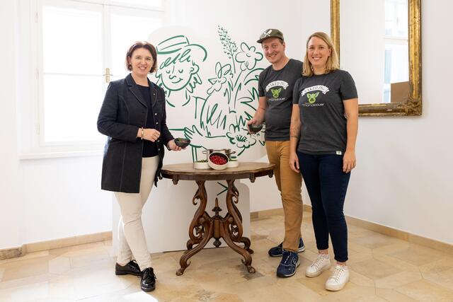 „Elisabeth und Simon Humer vom Biohof Thomabauer sind ein perfektes Spiegelbild von Genussland Oberösterreich: Jung, innovativ, selbstbewusst, kreativ und seit 20 Jahren Genussmanipuliert“, so Langer-Weninger (l). | Foto: Land OÖ/Margot Haag