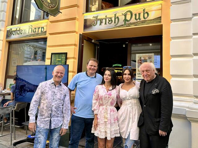 Das "Golden Harp" in der Johannesgasse hat den Namenszusatz "Students Hub" bekommen.
Am Bild Inhaberpaar Stefan Müllner und Maha Danesh  (2. und 3. von links) umgeben von Andy Lee Lang (1. von links) und Kommerzialrat Friedrich Schiller (rechts). | Foto: Golden Harp