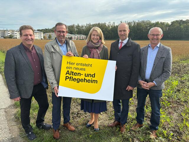 Bei den Winkelmayer-Gründen, von links: Vize-Bürgemeister Stefan Bauer, Bürgermeister Christian Deleja-Hotko, LH-Stv. Christine Haberlander, Bezirkshauptmann Manfred Hageneder und Vizebürgermeister Rudi Höfler | Foto: Land OÖ