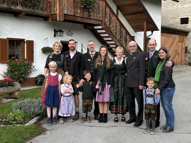 Das historische Austragen der Marktfreyung beginnt vor dem Haus der Familie Koller vlugo "Stinglbauer".
