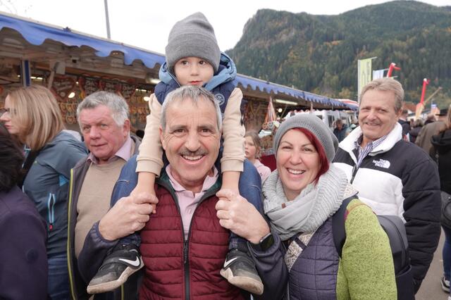 Auch diese drei Generationen ließen sich einen Besuch auf dem Maxlaunmarkt natürlich nicht entgehen. | Foto: Michael Blinzer
