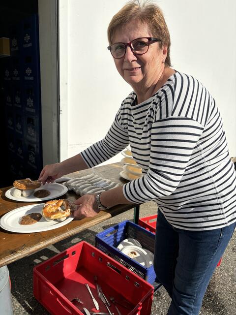 Resi Dax unterstützte beim Anrichten der bayrischen Spezialitäten.  | Foto: Elisabeth Kloiber