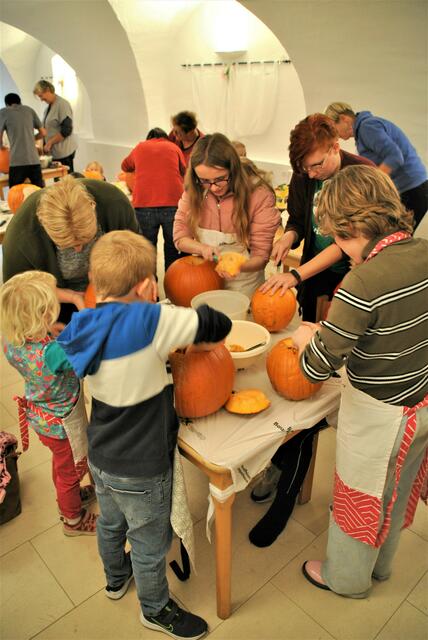 Kinder schnitzen wird bei Workshop am Otto-Wagner-Areal angeboten. (Symbolfoto) | Foto: Petra Mitteregger