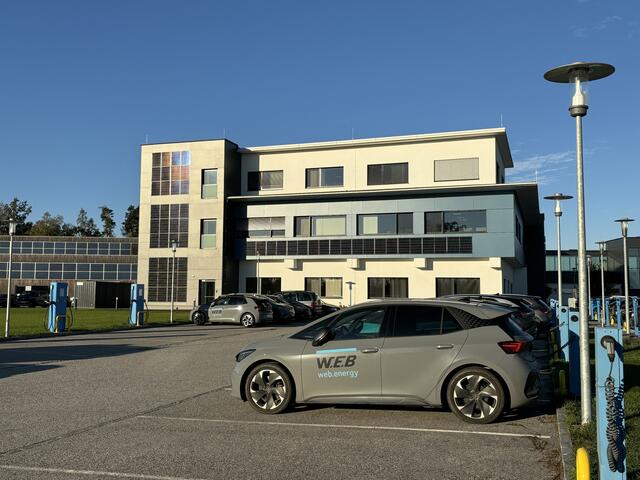 Außen gut zu erkennen: die PV-Anlage an der Fassade | Foto: Christopher Führer