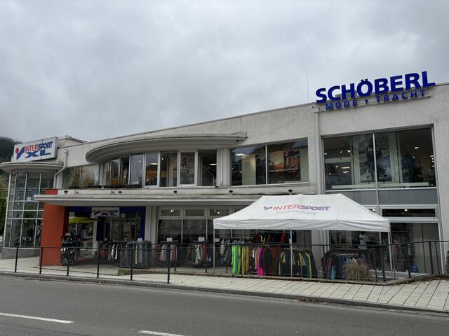Im ersten Stock des Sportgeschäfts eröffnet in wenigen Wochen ein Café. Sitzen können Gäste dann auch auf der ausgebauten Dachterrasse. | Foto: Koidl