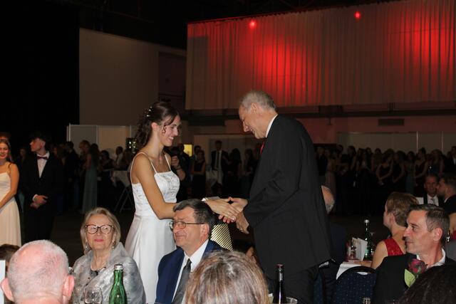 Die Maturaklassen bedankten sich bei ihrem Direktor Klaus Pahr. | Foto: Anika Paul