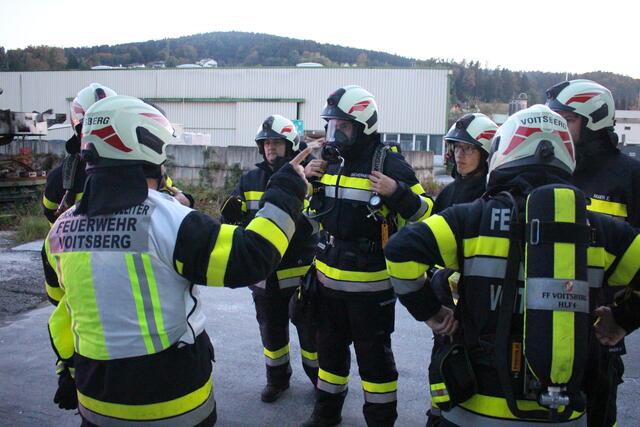 Bei solchen Übungen können die Feuerwehrkameraden und -kameradinnen ihr erlerntes Wissen unter Beweis stellen. | Foto: OFM Patrick Marcher, BFVVO