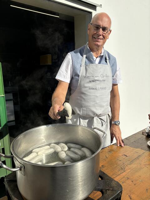 Werner Blohmann übernahm selbst die Aufsicht über die Weißwürste.  | Foto: Elisabeth Kloiber