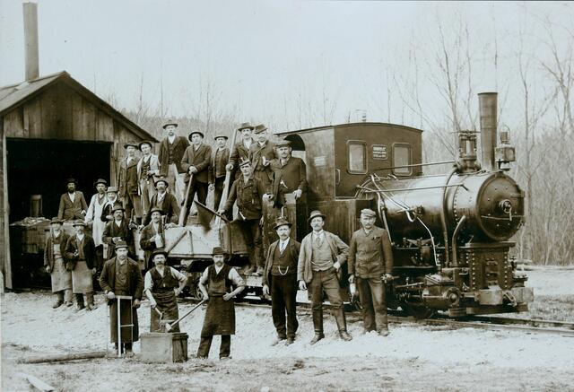 Das Bild zeigt Arbeiter sowie feine Herrn zum Hochwasser-Dammbau in Ettenau. | Foto: Kirchmair