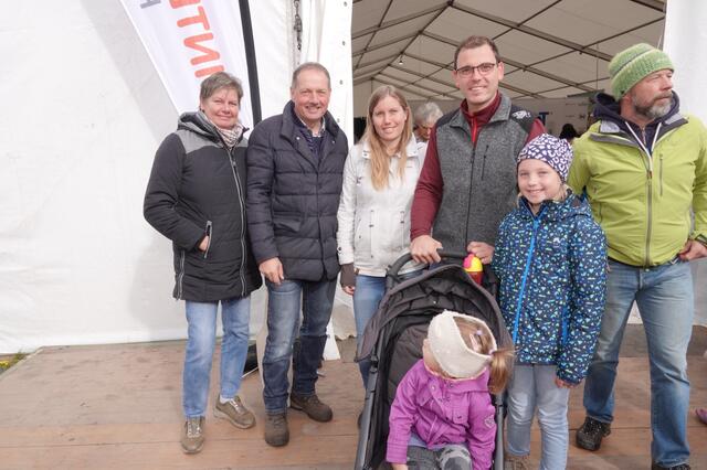 Unter die Besucher mischte sich auch Holzwelt-Geschäftsführer Harald Kraxner mit seiner Familie.