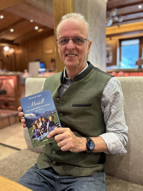 Unternehmer Hermann Egger hat das Buch "Moidl - eine unglaubliche Geschiche aus Tirol" geschrieben.  | Foto: Haun