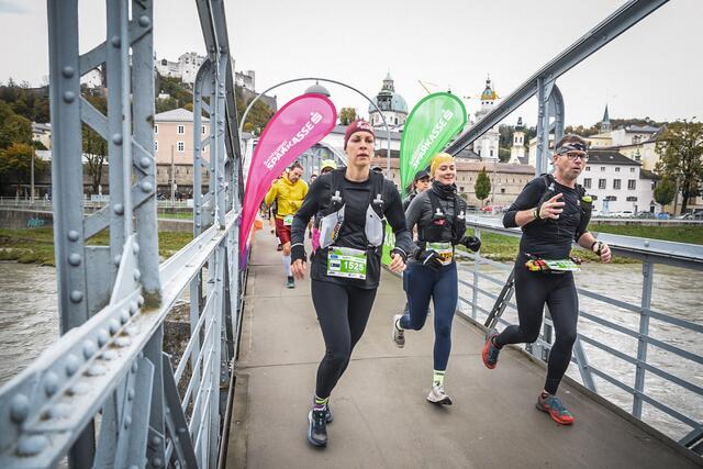 Über den Mozartsteg gehts Richtung Kapuzinerberg und Gaisberg. | Foto: G-Sport/Salzburg Trailrunning Festival