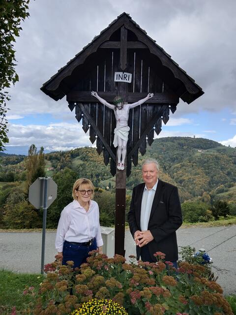 Gertraud und Alfred Heber vor dem restaurierten Kreuz in Kitzeck. | Foto: Höfer