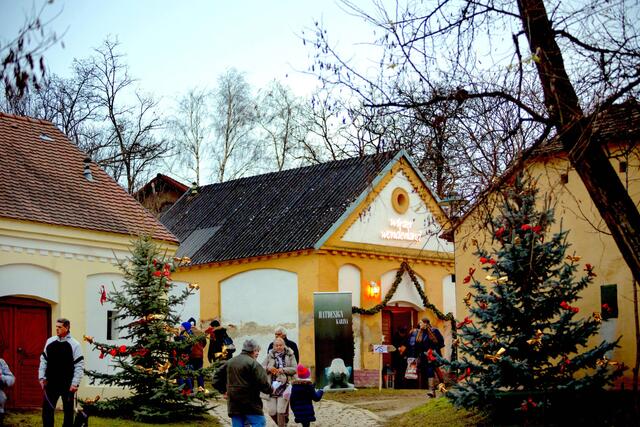 Bei einem Adventmarkt auf Weihnachten einstimmen. | Foto: Weinviertel Tourismus / Bartl