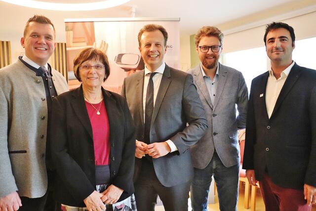 Hitzendorfs Bgm. Thomas Gschier, Vzbgm. Monika Hubmann, LR Karlheinz Kornhäusl, Hausleiter Wilhelm Stowasser und Wolfgang Kratky beim Aktionstag in Hitzendorf. | Foto: Edith Ertl