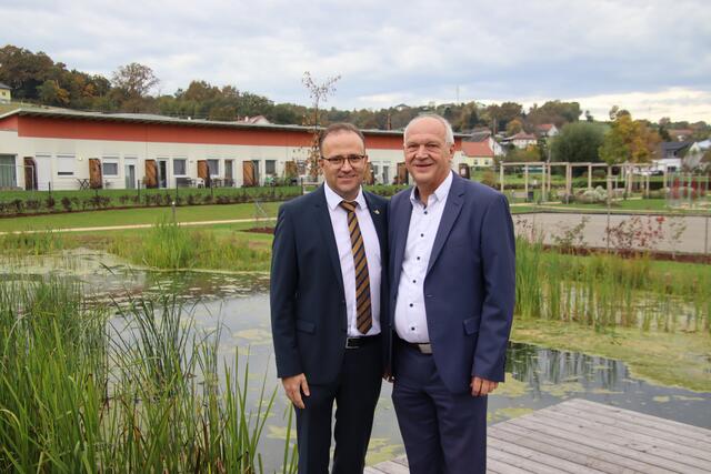 Stolz auf den neuen Generationenplatz sind Vizebürgermeister Florian Ohrenhofer (links) und Bürgermeister Wolfgang Sodl.