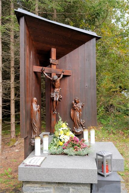 Die "Waldandacht Maria und Theresia unter der Fichten" liegt nahe beim Natterer Boden und Kapelle Obere Plumes.  | Foto: Erich Staudinger