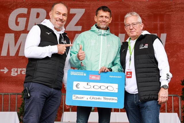 Als Zeichen der Kollegialität und Solidarität übergaben Michael Kummerer (r., MJK Sports Marketing ) und Thomas Spann (l., Kleine Zeitung-GF und Graz Marathon-Veranstalter) 5.000 Euro an Wachau Marathon-Veranstalter Michi Buchleitner, der sein Event drei Tage vor der Veranstaltung aufgrund der Wetterkapriolen absagen hatte müssen. | Foto: grazmarathon/gepa