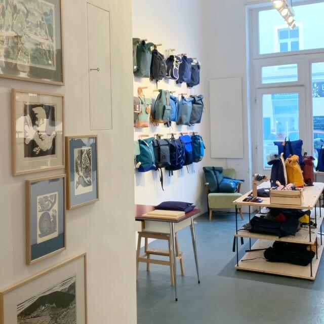 In der Otto-Bauer-Gasse verkauft Plattner Rucksäcke und Bilder.  | Foto: Stefanie Plattner