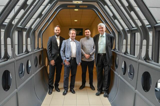 Das Forscherteam hinter der Entdeckung: Mohammadhossein Sharifian, Wolfgang Kern (kürzlich verstorben), Nikolaos Kostoglou und Gisbert Riess (v.l.) | Foto: Kunststofftechnik