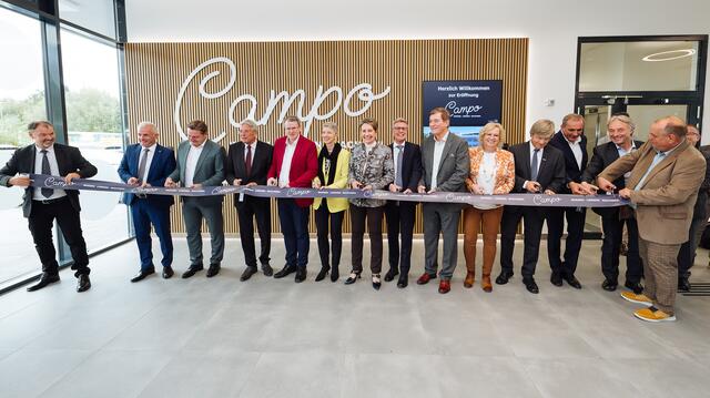 Alle beteiligten schnitten gemeinsam das Band durch und eröffneten den neuen "Campo". | Foto: Infineon Austria/Henry Welisch