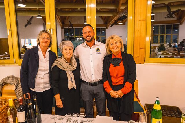 Hinter der Bar standen: Claudia, Elisabeth, Tom und Karin | Foto: Pernsteiner
