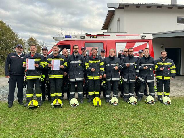 Die Mitglieder der Freiwilligen Feuerwehr Salmannsdorf nach der bestandenen Prüfung. | Foto: Kurt Kappel