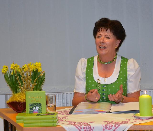 Kathi Kitzbichler aus Erl gilt als eine der erfolgreichsten Mundartautoren im Land und hat schon viele Mundartlesungen gegeben.  | Foto: Martin Reiter