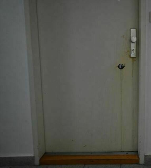 Die eintreffenden Beamtinnen und Beamten stellten fest, dass mutmaßlich eine Säure zur Verätzung der Schlosszylinder durch die unbekannten Täter verwendet wurde.  | Foto: LPD Wien