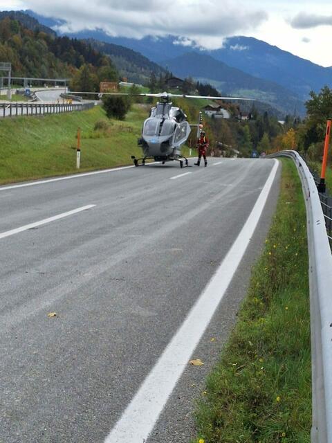 Ein Mann wurde im Helbersbergtunnel von einer selbstfahrenden Arbeitsmaschine schwer verletzt. | Foto: FF Pfarrwerfen