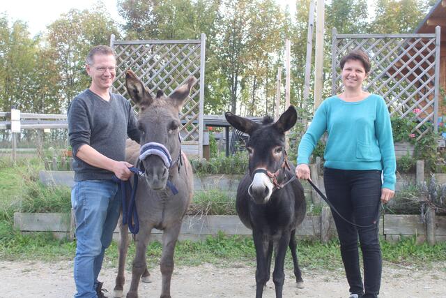 Paula und Lola sowie Martina und Florian Nawara , freuen sich bei Eselwanderung auf Besucher. | Foto: arbes