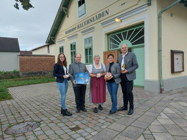Caroline Fribert (Projektbegleitung LEADER Region Weinviertel Ost), Florian Lehner (Obmann Kollnbrunner Bauernladen), Rosi Neustifter (Kollnbrunner Bauernladen), Verena Gstaltner (Bürgermeisterin Bad Pirawarth) und Bgm. Christian Frank (Obmann der LEADER Region Weinviertel Ost) vor dem Kollnbrunner Bauernladen. | Foto: LEADER