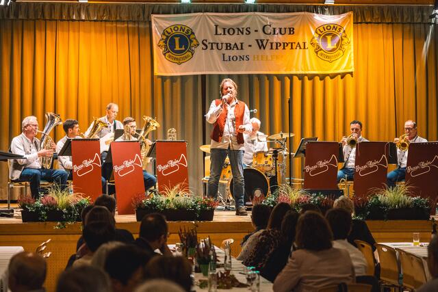 Die Blasmusikband Brass Alpin spielte ein atemberaubendes Konzert und sorgte für beste Stimmung im Gemeindesaal Pfons | Foto: Pernsteiner