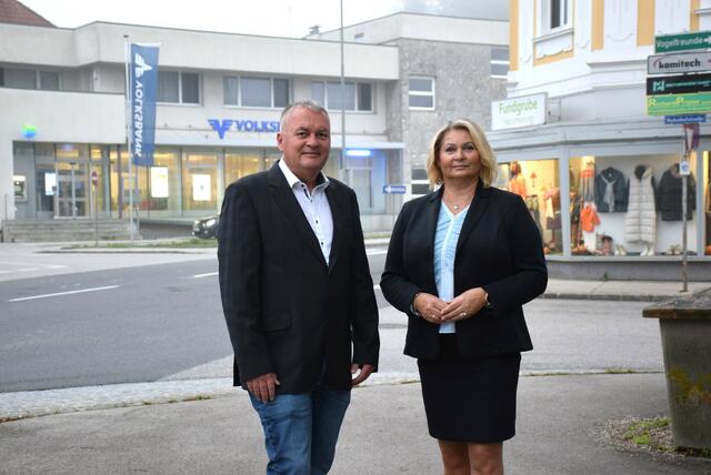 Ortsvorsteher Anton Geister und Bildungsstadträtin Doris Koch beim Schanzer-Eck in Hausmening. | Foto: Stadt Amstetten