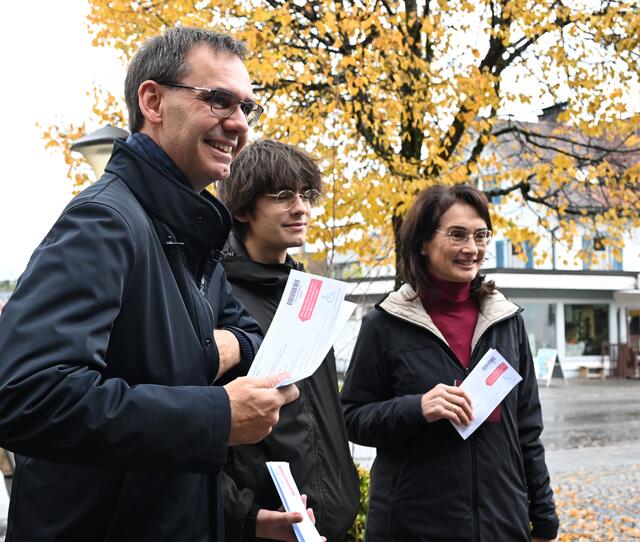 Der amtierende Landeshauptmann Markus Wallner (ÖVP) mit seiner Frau Sonja und Sohn Valentin vor der Stimmabgabe im Rahmen der Vorarlberger Landtagswahl 2024 in Frastanz. | Foto: APA Picture Desk