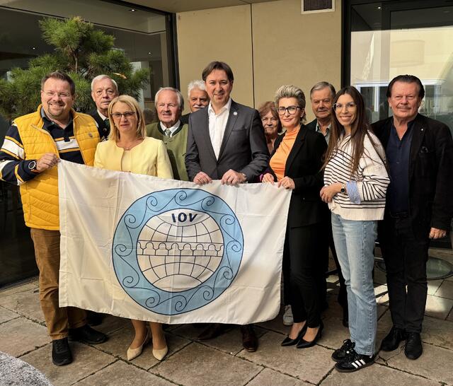 Zoran Šijaković (Mitte) mit dem neu gewählten Vorstand der IOV-Austria. | Foto: IOV-Austria 