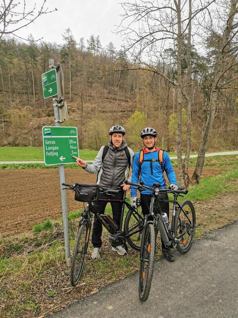 Präsentieren die neue Radwegmarkierung: Die beiden Tourismusstadträte Rainer Mattejka (Hardegg) und Daniel Wöhrer (Retz)
 | Foto: Retzer Land