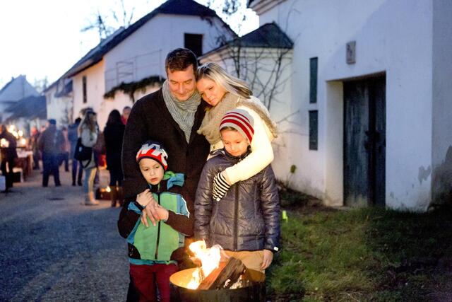 Besinnlich ist es auf einem Adventmarkt mitunter auch. | Foto: Weinviertel Tourismus / Bartl