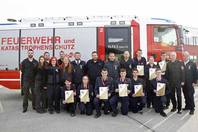 Thomas Friedrich und Lukas Kitzberger (beide FF Groß Siegharts), Peter Schuster (FF Dobersberg), Nicolai Hofbauer, Manuel Stangl, Verena Dely und Jakob Macho (alle FF Kautzen), Milosch Viktor Dresch und Bettina Lörincz (beide FF Raabs) bestanden den Bewerb mit Bravour. Es gratulierten die Jugendbetreuer und Funktionäre aus dem Bezirk Waidhofen, darunter Bezirksfeuerwehrkommandant-Stellvertreter Kurt Liball sowie Franz Eggenhofer und Reinhard Leyrer-Schlosser vom Abschnittsfeuerwehrkommando Dobersberg und Unterabschnittsfeuerwehrkommandant Johannes Löffler. | Foto: NÖ LFK