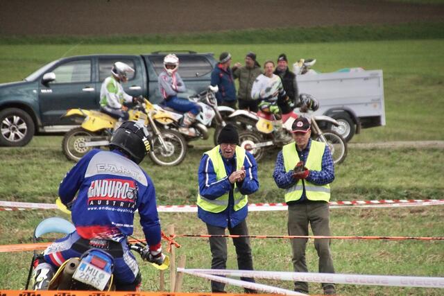 Wenn man so angefeuert wird, spornt das zu Höchstleistungen an: Wenn die ESA Marshals für eine Veranstaltung braucht, sind die Mitglieder zur Stelle. Hier Roland Kocher (Mitte), der selbst Sixdays-Teilnehmer und auch Veranstalter war. | Foto: nioren Austria rufen, stellen sich 