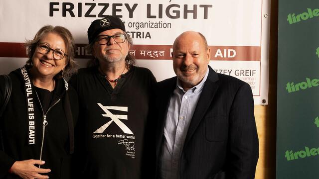 Frizzey Light Partner und Frizzey Lichtspender Walter Schieferer mit Brigitte - Tiroler Versicherung. | Foto: Frizzey Light