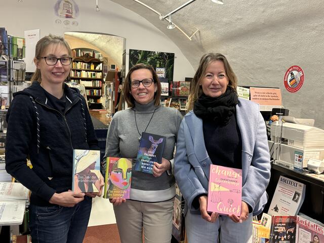 Claudia Schürrer, Sibylle Sattleder und Petra Pöltner (v.l.) von der Buchhandlung Neudorfer haben viele Buchtipps auf Lager.  | Foto: Steiner-Watzinger