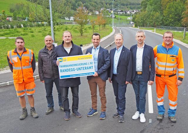 Fahrbahnsanierung auf der Landesstraße 92 zwischen Randegg und Unteramt: Rafael Plank (Straßenmeisterei Gaming), Erich Pfeffer (Leiter der Straßenmeisterei Gaming), Landtagsabgeordneter Richard Punz, Manfred Wieser (Bürgermeister von Randegg), Erich Buxhofer (Bürgermeister von Gresten-Land), Leopold Röcklinger (Leiter-Stellvertreter der NÖ Straßenbauabteilung Amstetten) und Gerhard Gruber (Straßenmeisterei Gaming) | Foto: NÖ Straßendienst