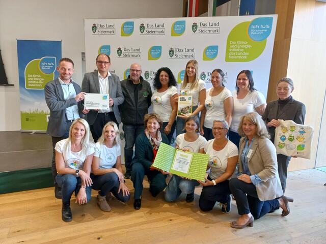 Das gesamte Team freut sich mit Bürgermeister David Rumpf über die Auszeichnung für Kinderkrippe und Kindergarten in St. Georgen an der Stiefing. | Foto: Gemeinde